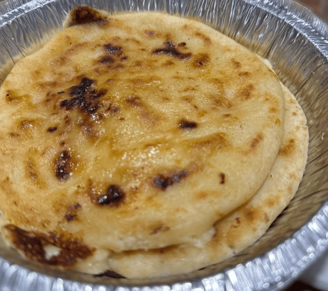 Pupusa Revuelta: Chicharrón Y Queso.
