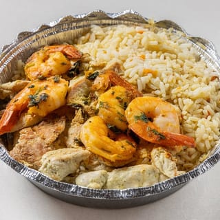 Pechuga Con Camarones Con Arroz Y Ensalada