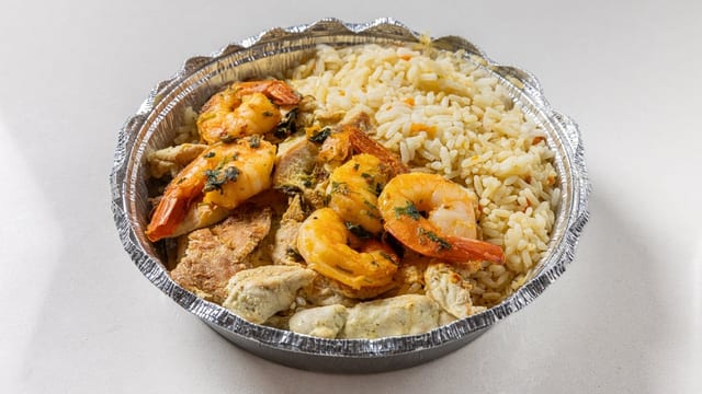 Pechuga Con Camarones Con Arroz Y Ensalada.