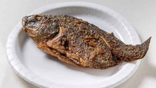 Mojarra Frita Con Arroz Y Ensalada.