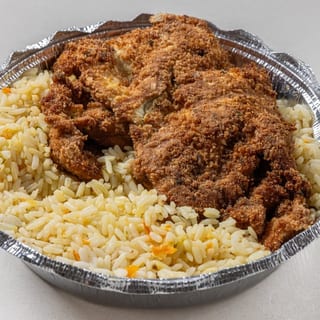 Pechuga Empanizada Con Arroz Y Ensalada