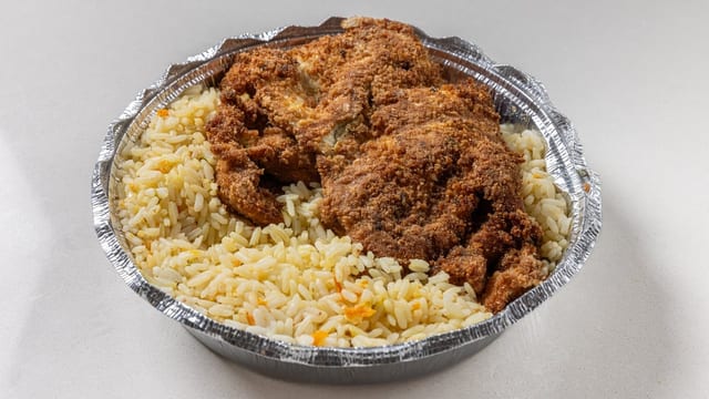 Pechuga Empanizada Con Arroz Y Ensalada.