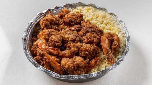 Camarones Empanizados Con Arroz Y Ensalada.