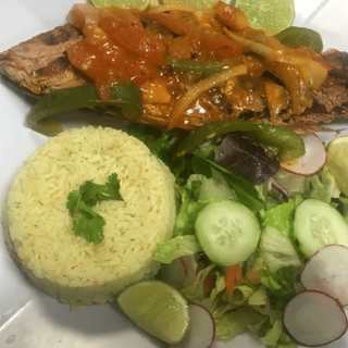 Mojarra Entomatada Con Arroz Y Ensalada