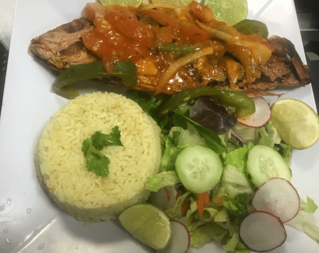 Mojarra Entomatada Con Arroz Y Ensalada.