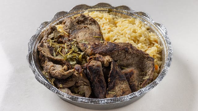 Carne Asada (Entraña) Con Casamiento Y Ensalada.