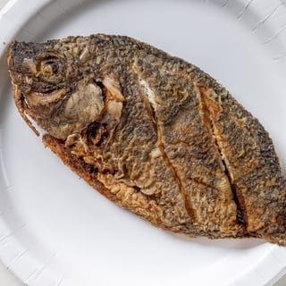 Mojarra Entomatada Con Casamiento Y Ensalada